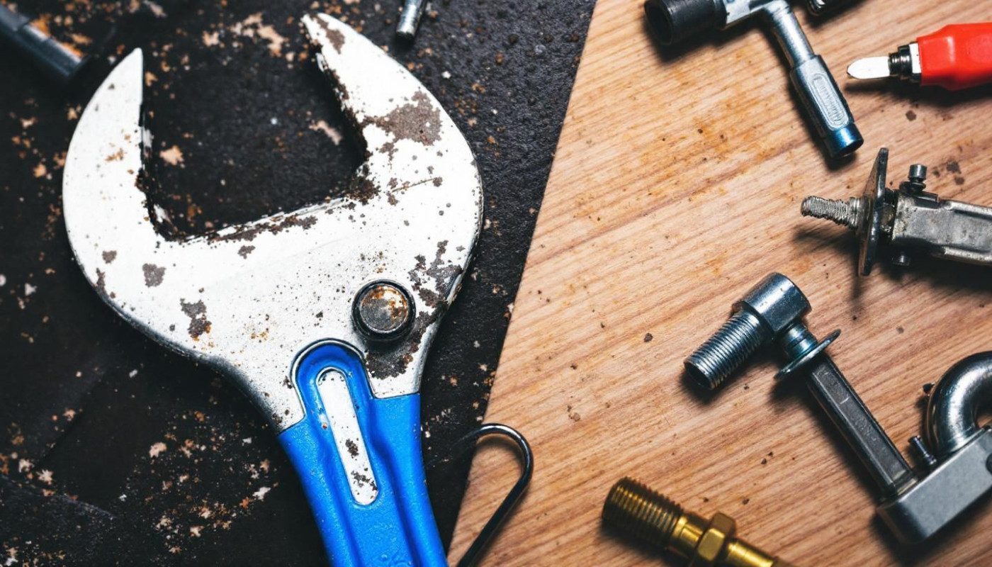 Comment choisir entre réparation et remplacement en plomberie et serrurerie ?